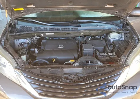 2013 Toyota Sienna Xle 8-Passenger z USA, uszkodzony, nr VIN 5TDKK3DC4DS334477